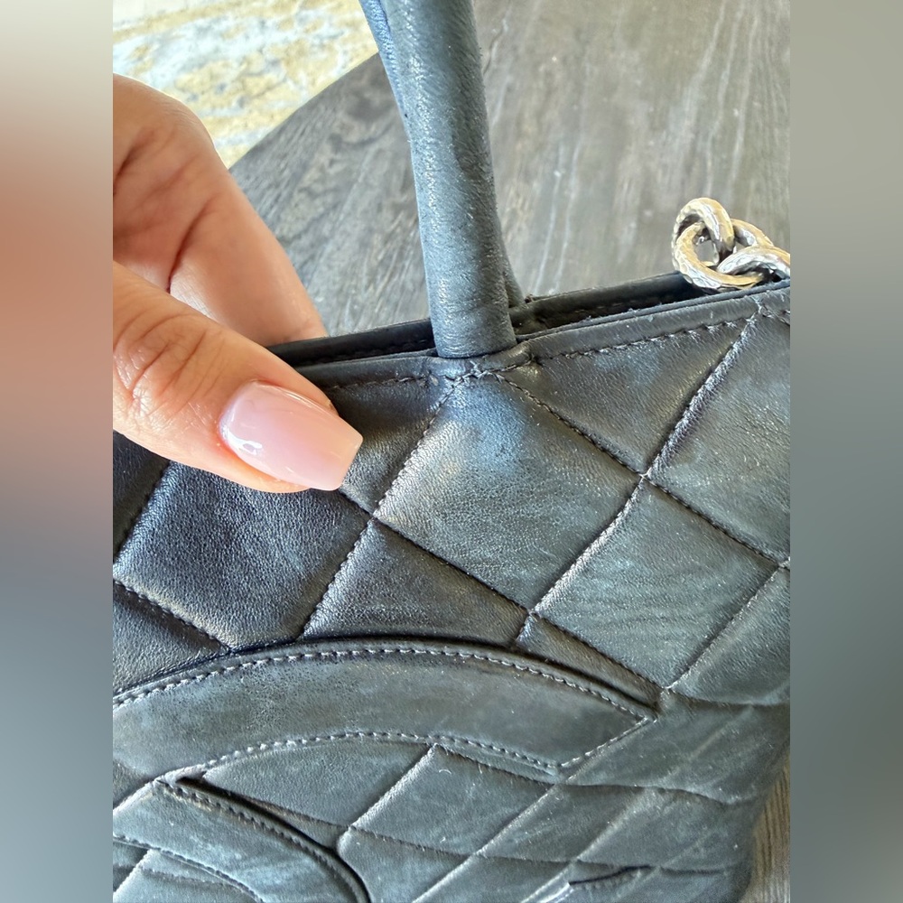 Chanel quilted Medallion tote - Picture 13 of 14